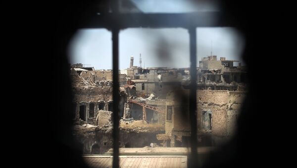 A picture taken through a window on May 24, 2017 shows a leaning minaret near the Al-Nuri Mosque in the Old City of Mosul - Sputnik Afrique