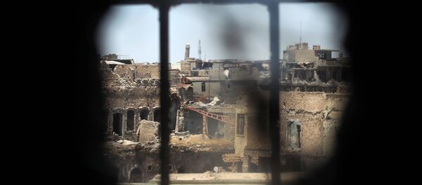 A picture taken through a window on May 24, 2017 shows a leaning minaret near the Al-Nuri Mosque in the Old City of Mosul - Sputnik Afrique