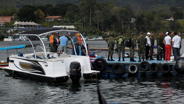 Rescuers wait at the dock after a tourist boat sank with 150 passengers onboard at the Guatape reservoir, Colombia - Sputnik Afrique