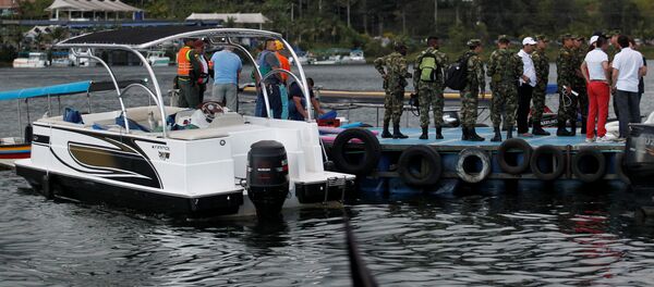 Rescuers wait at the dock after a tourist boat sank with 150 passengers onboard at the Guatape reservoir, Colombia - Sputnik Afrique