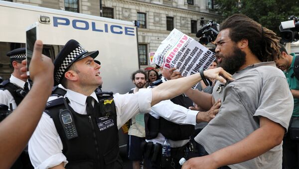 A police officer squares of with a demonstrator during a protest in Parliament Square in central London, Britain, June 21, 2017. - Sputnik Afrique