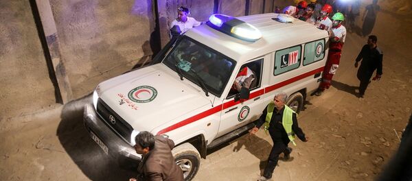 A picture taken on September 7, 2016 shows an ambulance carrying injured workers from the Kianshahr subway tunnel following its collapse, in the Iranian capital Tehran. - Sputnik Afrique