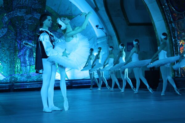 Lorsque le monde du ballet a pour scène le palais souterrain du métro Lorsque le monde du ballet a pour scène le palais souterrain du métro - Sputnik Afrique