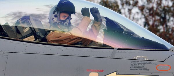 Un pilote dans le cockpit du chasseur F-16 Un pilote dans le cockpit du chasseur F-16 - Sputnik Afrique