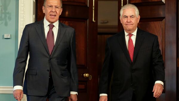Le chef de la diplomatie russe, Sergueï Lavrov, et son homologue américain, Rex Tillerson - Sputnik Afrique