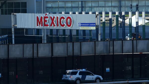 A U.S. border patrol vehicle drives along the border wall between Mexico and the United States in San Ysidro, California, U.S. - Sputnik Afrique