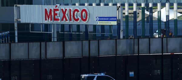 A U.S. border patrol vehicle drives along the border wall between Mexico and the United States in San Ysidro, California, U.S. - Sputnik Afrique