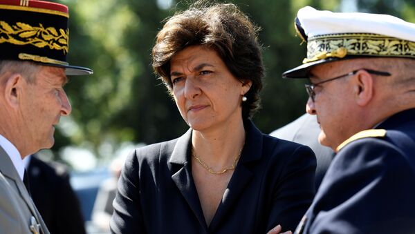 French Minister of the Armed Forces Sylvie Goulard (C) attends the ceremony to mark the 77th anniversary of late French General Charles de Gaulle's resistance call of June 18, 1940, at the Mont Valerien memorial in Suresnes, near Paris, France, June 18, 2017 - Sputnik Afrique