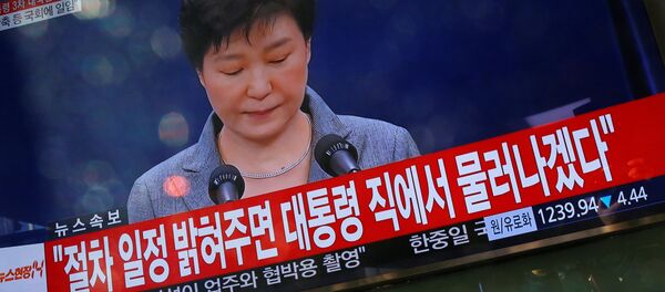 People watch a television broadcast of a news report on President Park Geun-hye releasing a statement to the public in Seoul, South Korea, November 29, 2016. - Sputnik Afrique