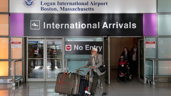 International travelers arrive after U.S. President Donald Trump's executive order travel ban at Logan Airport in Boston, Massachusetts, U.S - Sputnik Afrique