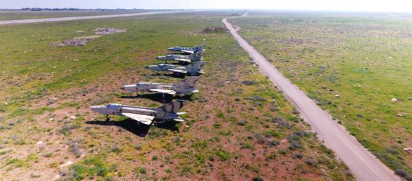 Последствия ракетного удара США по авиабазе Шайрат в Сирии - Sputnik Afrique