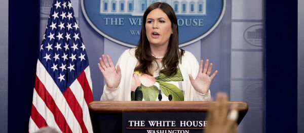 White House deputy press secretary Sarah Huckabee Sanders talks to the media during the daily press briefing at the White House in Washington - Sputnik Afrique