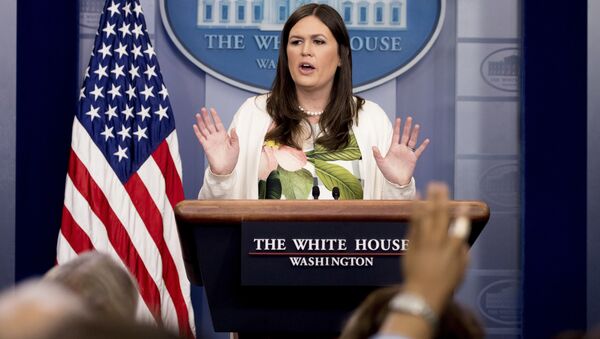 White House deputy press secretary Sarah Huckabee Sanders talks to the media during the daily press briefing at the White House in Washington - Sputnik Afrique