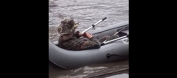 Pêche à la moscovite: il attrape un poisson directement dans les flaques de la capitale - Sputnik Afrique