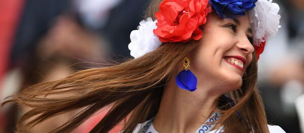 Болельщица сборной России перед началом матча Кубка конфедераций-2017 по футболу между сборными Мексики и России - Sputnik Afrique