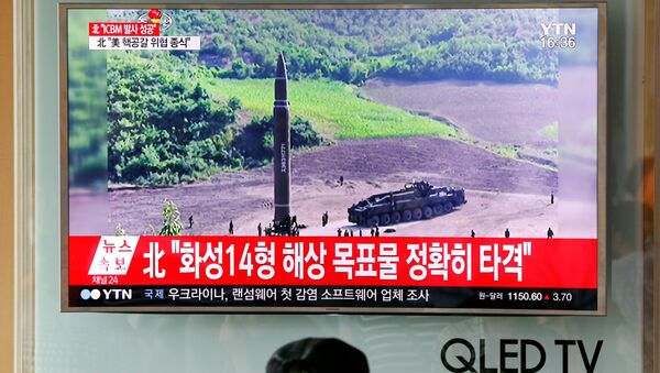 Les gens regardent une émission consacrée au tir nord-coréen du 4 juillet - Sputnik Afrique