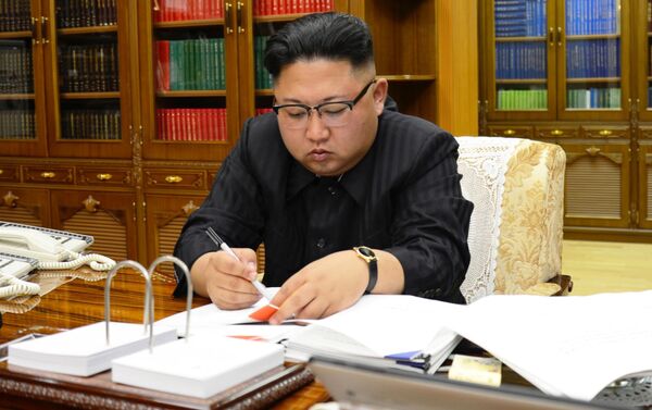 Le dirigeant nord-coréen Kim Jong-un signe un décret relatif au lancement d’un missile balistique Hwasong-14. - Sputnik Afrique