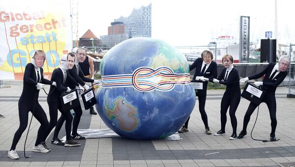 Activists from ATTAC organisation take part in a demonstration in front of Elbphilharmonie against the upcoming G20 summit in Hamburg, Germany, July 4, 2017. - Sputnik Afrique