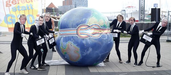 Activists from ATTAC organisation take part in a demonstration in front of Elbphilharmonie against the upcoming G20 summit in Hamburg, Germany, July 4, 2017. - Sputnik Afrique