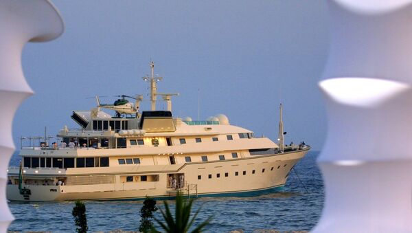 Saudi billionaire Al-Walid bin Talal's yacht is docked 02 July 2002 in front of Beirut's new Movenpick before the extravagant opening ceremony of the five-star hotel. - Sputnik Afrique