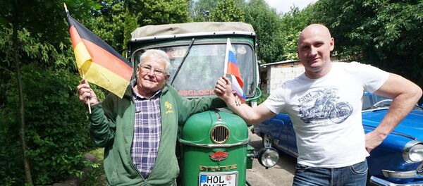 81-летний житель Германии совершает путешествие на тракторе в Россию - Sputnik Afrique