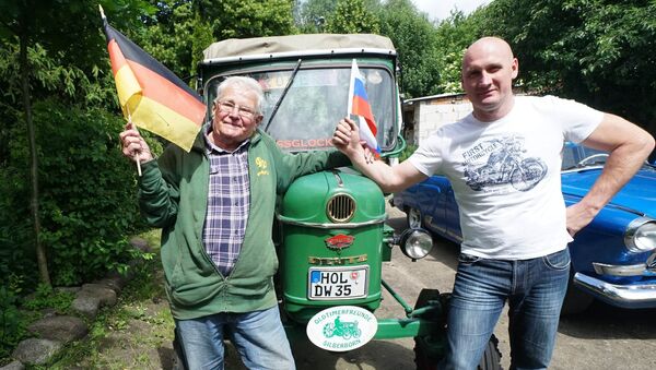 81-летний житель Германии совершает путешествие на тракторе в Россию - Sputnik Afrique
