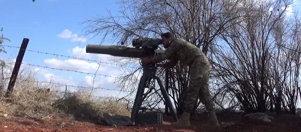 An Army of Glory fighter launches a BGM-71 TOW anti-tank missile at a Syrian government position during the 2017 Hama offensive. - Sputnik Afrique