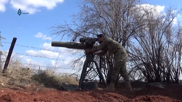 An Army of Glory fighter launches a BGM-71 TOW anti-tank missile at a Syrian government position during the 2017 Hama offensive. - Sputnik Afrique