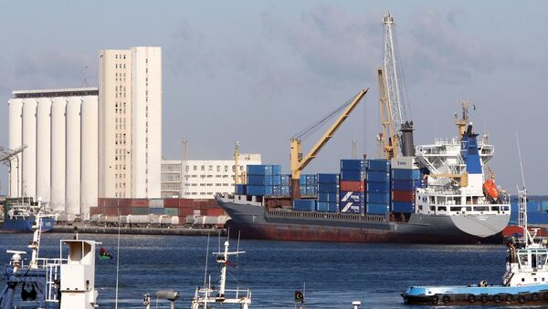 (File) A cargo ship docks at the port of the Libyan capital Tripoli on February 16, 2012 - Sputnik Afrique