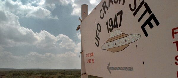 A sign directs travelers to the start of the 1947 UFO Crash Site Tours in Roswell, N.M., Tuesday, June 10, 1997. - Sputnik Afrique
