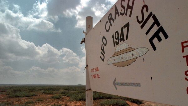 A sign directs travelers to the start of the 1947 UFO Crash Site Tours in Roswell, N.M., Tuesday, June 10, 1997. - Sputnik Afrique