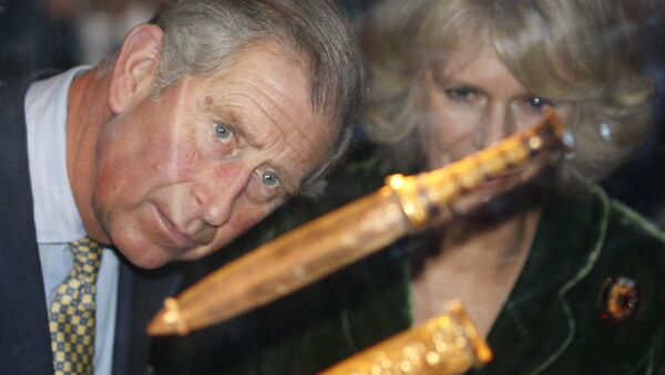Britain's Prince Charles (L) and Camilla, the Duchess of Cornwall, take a closer look at the Prestigious Dagger while visiting the Tutankhamun and the Golden Age of the Pharoahs exhibition, at the O2 centre in London, 13 November 2007 - Sputnik Afrique