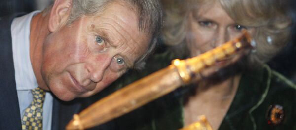 Britain's Prince Charles (L) and Camilla, the Duchess of Cornwall, take a closer look at the Prestigious Dagger while visiting the Tutankhamun and the Golden Age of the Pharoahs exhibition, at the O2 centre in London, 13 November 2007 - Sputnik Afrique