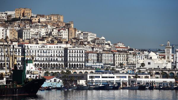A general view taken on June 5, 2014 shows the Grand Mosque (R) situated on the promenade along the Bay of Algiers with the old town of the Algerian capital known as the Kasbah in the background. - Sputnik Afrique