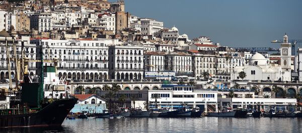A general view taken on June 5, 2014 shows the Grand Mosque (R) situated on the promenade along the Bay of Algiers with the old town of the Algerian capital known as the Kasbah in the background. - Sputnik Afrique