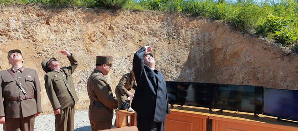 O líder norte-coreano, Kim Jong-un, observando teste de míssil Hwasong-14 - Sputnik Afrique