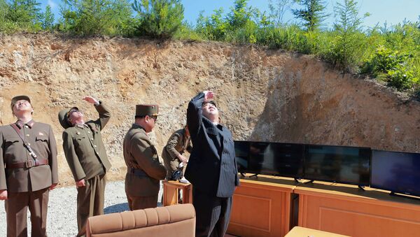 O líder norte-coreano, Kim Jong-un, observando teste de míssil Hwasong-14 - Sputnik Afrique