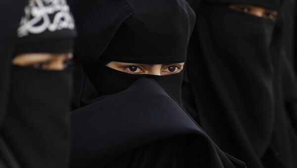 Veiled muslim women take part in protest in London, against France banning the wearing of Islamic veils in public, Monday, April 11, 2011. - Sputnik Afrique