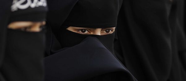 Veiled muslim women take part in protest in London, against France banning the wearing of Islamic veils in public, Monday, April 11, 2011. - Sputnik Afrique