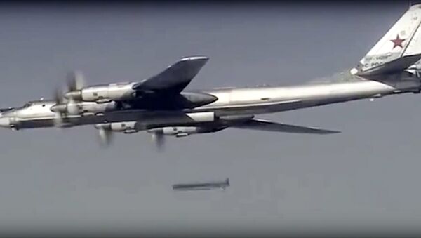 Le bombardier russe Tu-95 lance un missile de croisière contre une cible en Syrie - Sputnik Afrique
