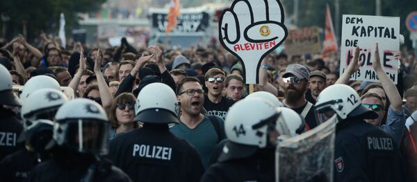 Участники акции протеста в преддверии саммита G20 в Гамбурге - Sputnik Afrique