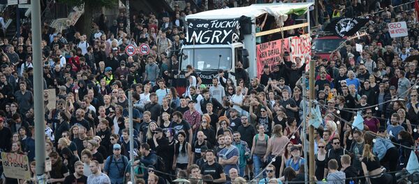 Chaos à Hambourg: un hélicoptère de police attaqué à coups de fusée de signalisation - Sputnik Afrique