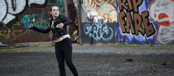 Участница акции протеста в преддверии саммита G20 в Гамбурге - Sputnik Afrique