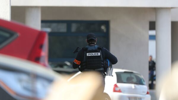 An armed French policeman wearing bulletproof jacket walks at the Tocqueville high school in the southern French town of Grasse, on March 16, 2017 - Sputnik Afrique