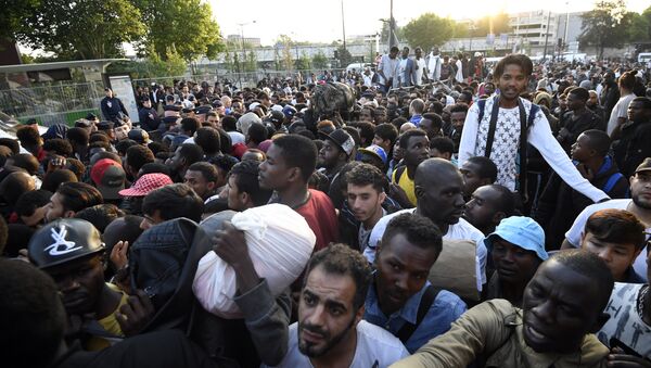 Évacuation record de migrants dans le nord de Paris - Sputnik Afrique