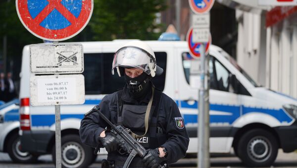 Un policier lors des violences à Hambourg - Sputnik Afrique