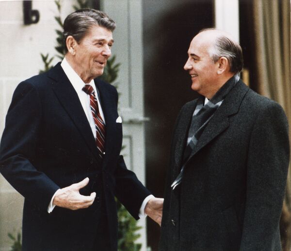 La rencontre entre Gorbatchev et Reagan à Genève, le 19 novembre 1985. La rencontre entre Gorbatchev et Reagan à Genève, le 19 novembre 1985. - Sputnik Afrique