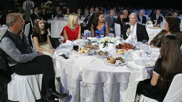 un dîner caritatif avec Vladimir Poutine à Saint-Pétersbourg en 2010 - Sputnik Afrique