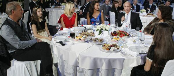 un dîner caritatif avec Vladimir Poutine à Saint-Pétersbourg en 2010 - Sputnik Afrique