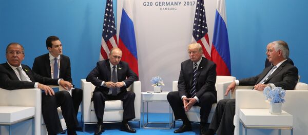 Les présidents russe et américain Vladimir Poutine et Donald Trump s'entretiennent à Hambourg - Sputnik Afrique